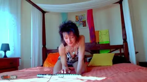 Ravissante MILF brune Zaza La Coquine pose en live sur sa webcam  photo 01