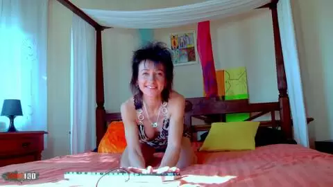 Ravissante MILF brune Zaza La Coquine pose en live sur sa webcam  photo 03