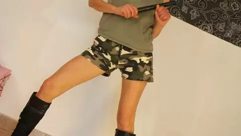 La ravissante brune Zazel Paradise se dénude dans le garage  photo 4