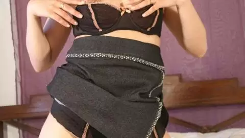 Une petite brune sexy se déshabille sur un lit photo 6