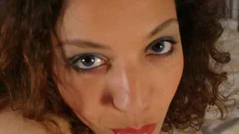 Une petite brune sexy se déshabille sur un lit photo 14