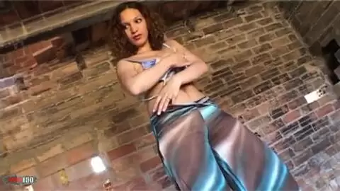 Une belle amatrice française fait un strip dans une vieille maison photo 02