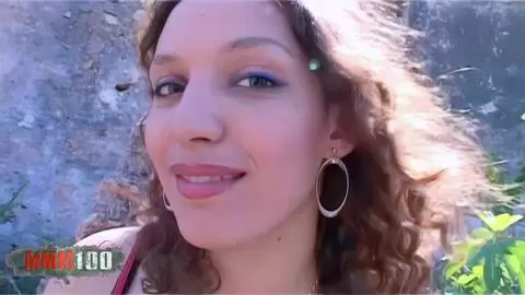 Une petite beurette se fait baiser, et gicle dans tous les sens photo 01