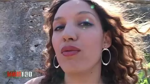 Zeta Niagara, belle petite brune arabe qui gicle comme une chienne en se faisant baiser en exterieur photo 01